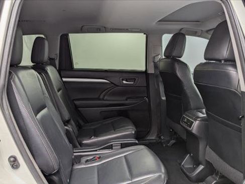 Used 2015 Toyota Highlander XLE image 18