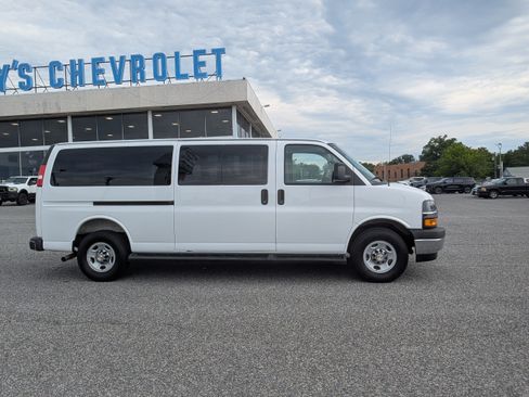 Used 2025 Chevrolet Express 3500 LT w/ LT Preferred Equipment Group RWD image 10