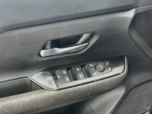 Used 2025 Nissan Kicks SV AWD/4WD image 15