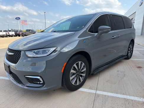 Used 2022 Chrysler Pacifica Touring-L FWD image 7