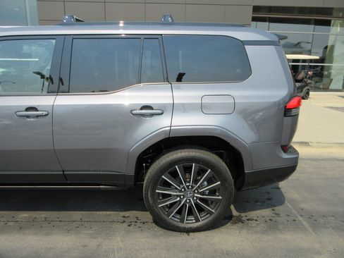 Used 2026 Lexus GX 550 w/ Cold Area Package AWD/4WD image 4