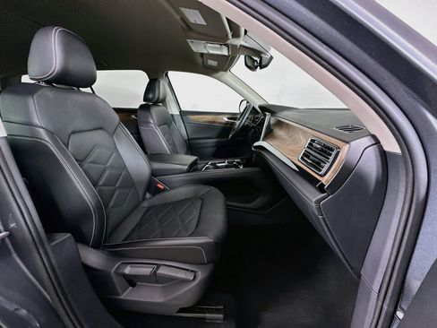 Used 2025 Volkswagen Atlas SE FWD image 32