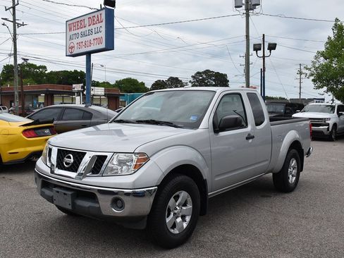 Used 2011 Nissan Frontier SV w/ SV Premium Utility Pkg AWD/4WD image 3