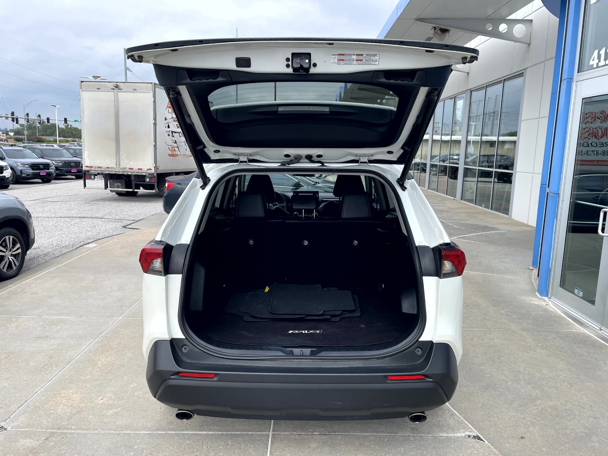 Used 2021 Toyota RAV4 XLE Premium AWD/4WD image 8