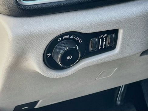 Used 2019 Chrysler Pacifica Limited FWD image 10