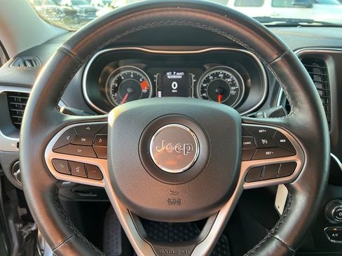 Used 2019 Jeep Cherokee Latitude w/ Cold Weather Group AWD/4WD image 14