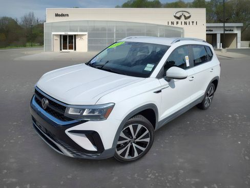 Used 2022 Volkswagen Taos SE FWD image 1
