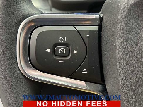 Used 2022 Volvo XC40 T5 Momentum w/ Premium Package image 37