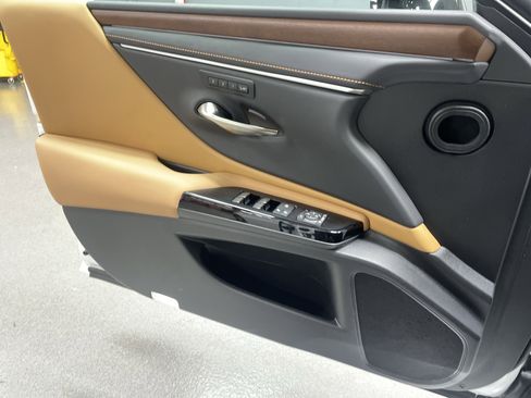 Used 2025 Lexus ES 300h w/ Premium Package image 15