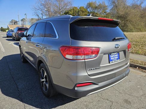 Used 2017 Kia Sorento EX image 4