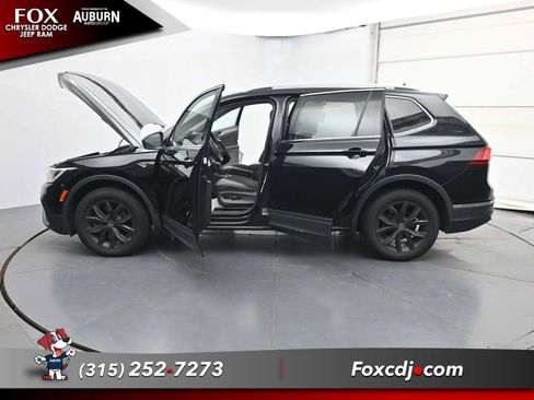 Used 2024 Volkswagen Tiguan SE w/ Panoramic Sunroof Package AWD/4WD image 38