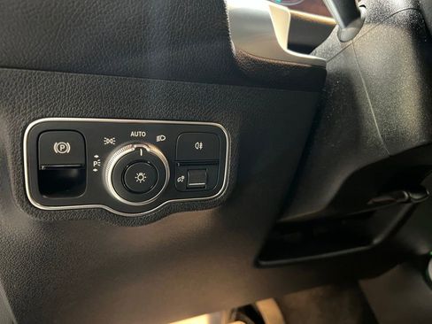 Used 2022 Mercedes-Benz EQB 300 4MATIC image 40