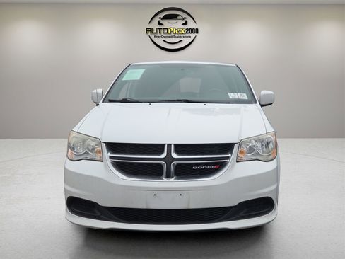 Used 2016 Dodge Grand Caravan SE image 2
