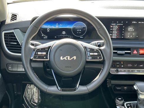 Certified 2025 Kia Seltos SX w/ SX Sunroof Package image 24