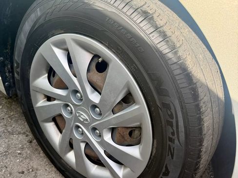 Used 2017 Hyundai Elantra SE FWD image 38