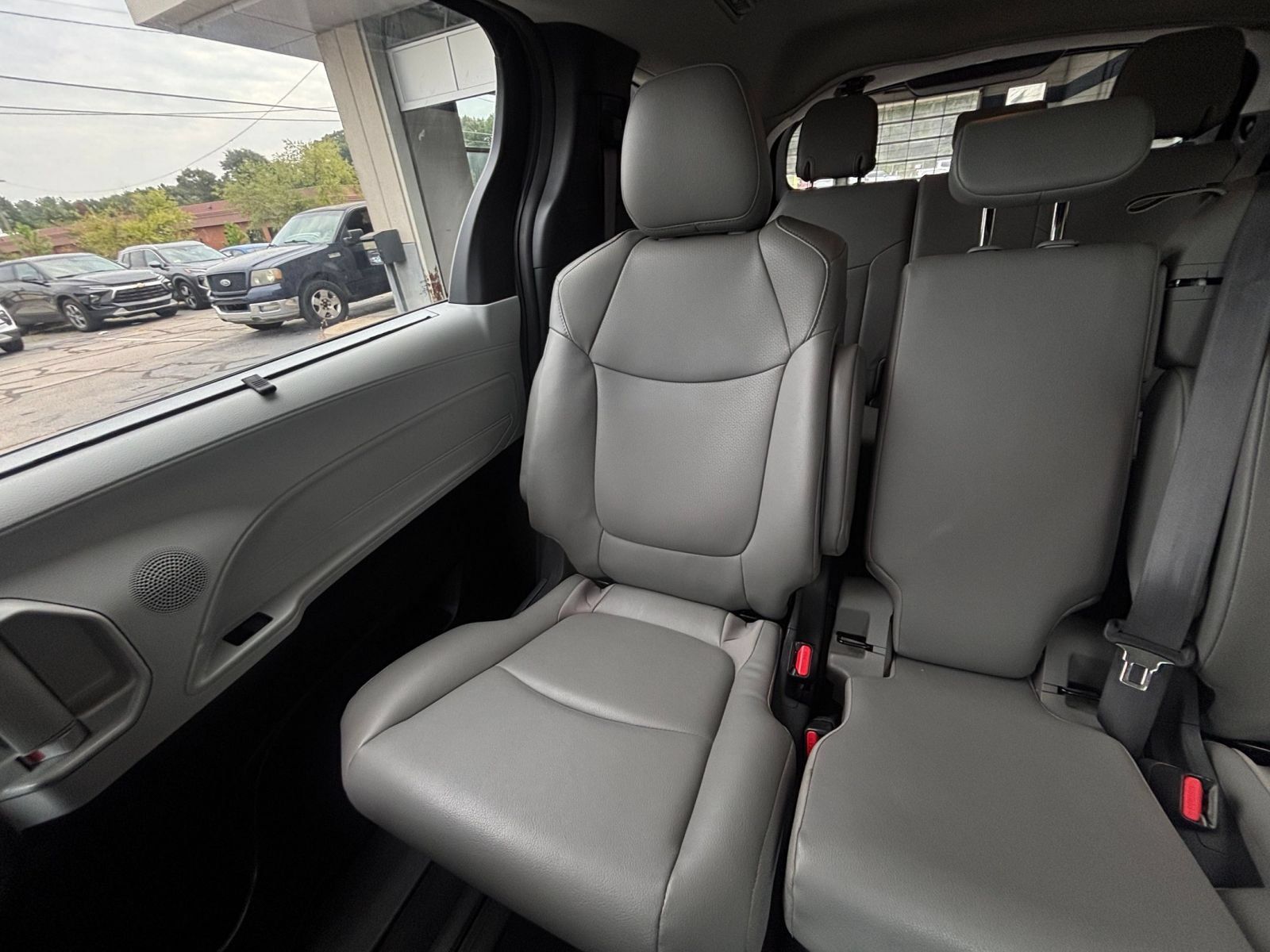 Used 2025 Toyota Sienna XLE FWD image 41