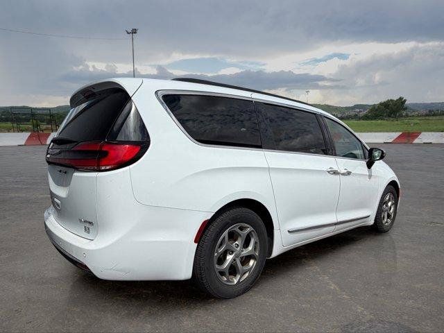 Used 2023 Chrysler Pacifica Limited FWD image 3