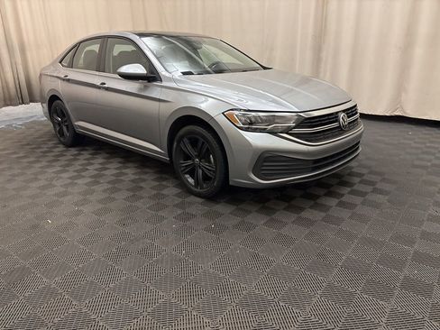 Used 2023 Volkswagen Jetta SE image 3
