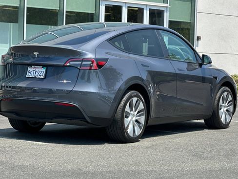 Used 2024 Tesla Model Y Long Range AWD/4WD image 4
