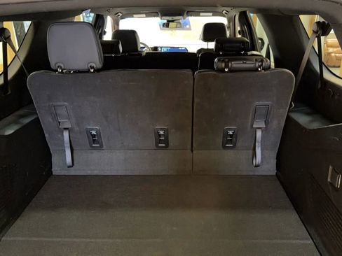 Used 2025 Chevrolet Suburban Z71 image 19