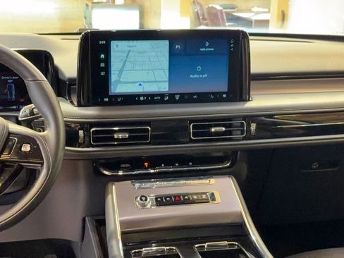 Used 2025 Lincoln Aviator AWD image 16