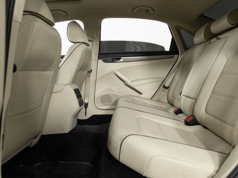 Used 2018 Volkswagen Passat 2.0T SE image 18