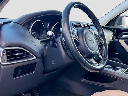 Used 2017 Jaguar F-PACE Premium image 9