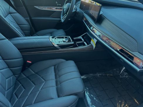 Used 2024 BMW i7 xDrive60 image 16