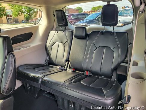 Used 2023 Chrysler Pacifica Touring-L FWD image 18