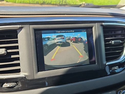 Used 2018 Chrysler Pacifica L FWD image 19