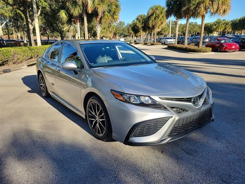 Used 2023 Toyota Camry SE image 2