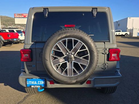 Used 2022 Jeep Wrangler Unlimited Sahara AWD/4WD image 4