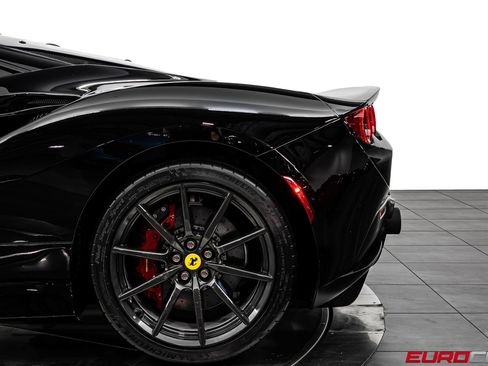 Used 2022 Ferrari F8 Tributo RWD image 17