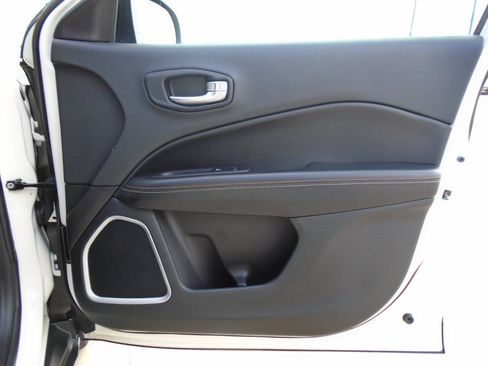 Used 2018 Jeep Compass Latitude w/ Popular Equipment Group FWD image 31