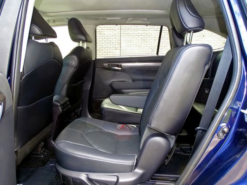 Used 2022 Toyota Highlander Platinum image 16