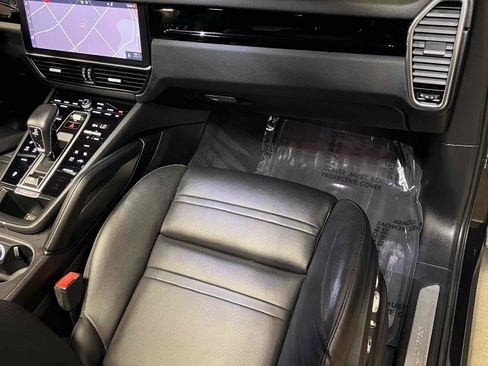 Used 2019 Porsche Cayenne w/ Premium Package AWD/4WD image 25