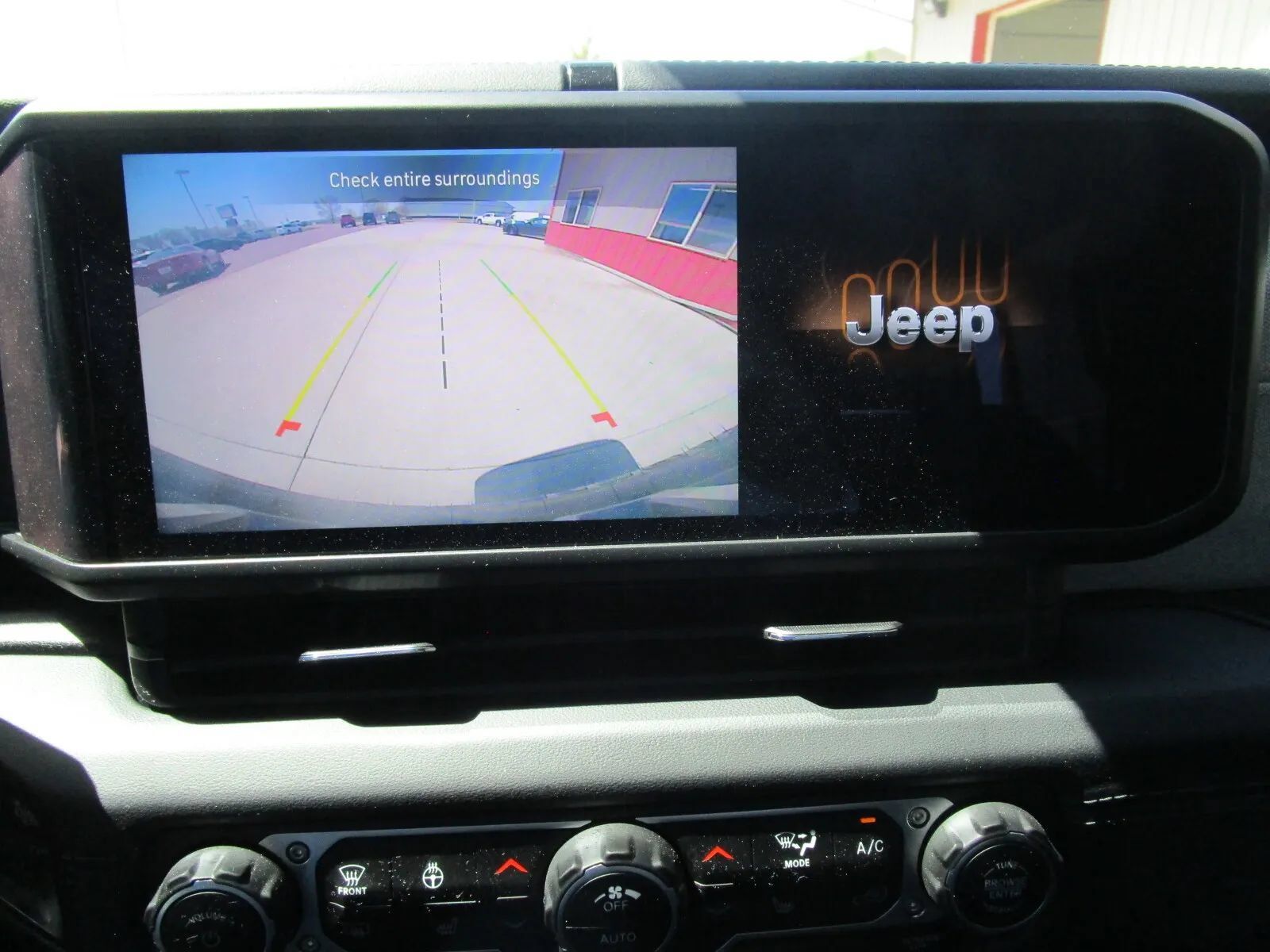Used 2024 Jeep Wrangler Unlimited Sahara AWD/4WD image 28