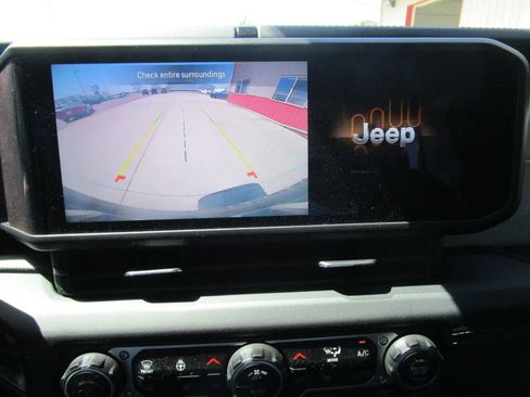 Used 2024 Jeep Wrangler Unlimited Sahara AWD/4WD image 28