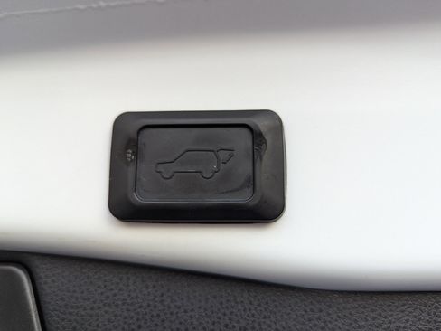 Used 2019 Toyota RAV4 XLE w/ Convenience Package image 48