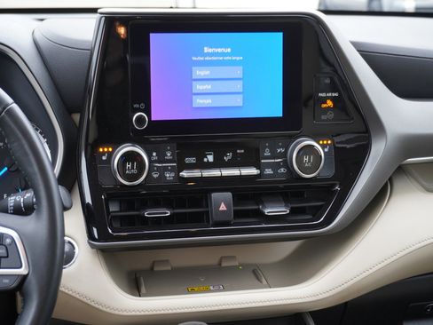 Used 2023 Toyota Highlander XLE image 19