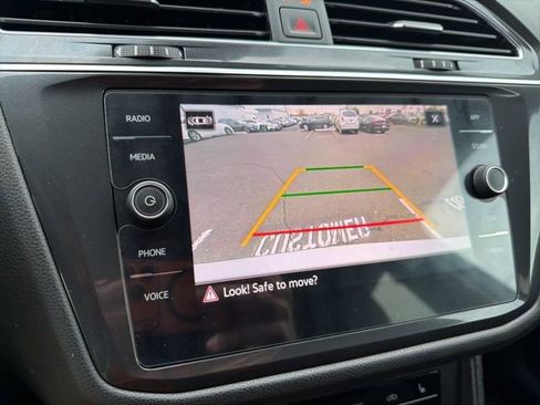 Used 2022 Volkswagen Tiguan SE image 9