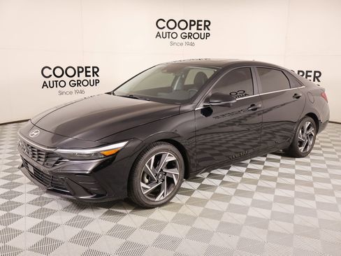 Used 2024 Hyundai Elantra Limited image 11