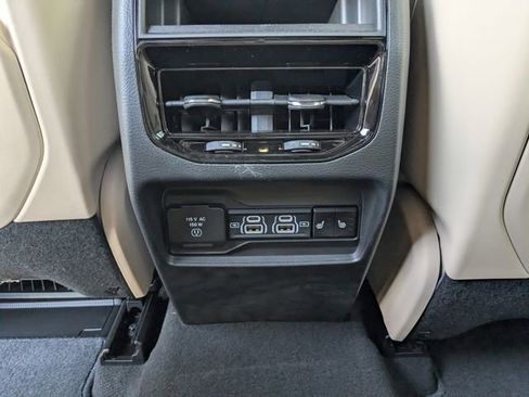 Used 2025 Jeep Grand Cherokee Limited image 16