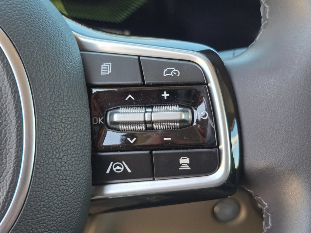 Certified 2025 Kia Carnival FWD image 24