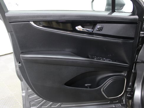 Used 2023 Lincoln Nautilus Reserve image 5