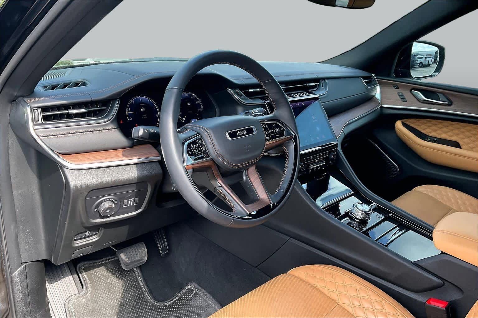 Used 2025 Jeep Grand Cherokee Summit w/ MOPAR Finishing Package AWD/4WD image 18
