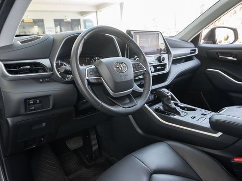Used 2024 Toyota Highlander XLE AWD/4WD image 19