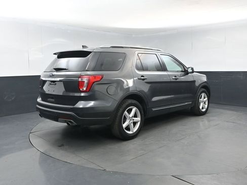 Used 2018 Ford Explorer XLT image 5
