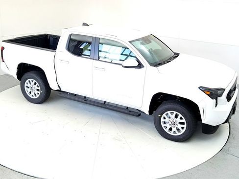 Used 2025 Toyota Tacoma SR5 AWD/4WD image 16