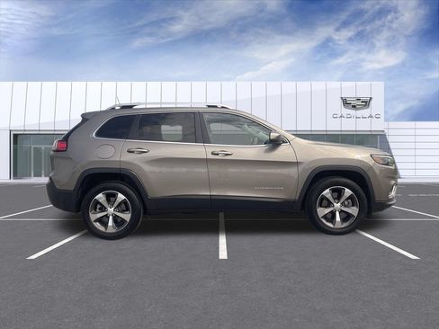 Used 2019 Jeep Cherokee Limited AWD/4WD image 9